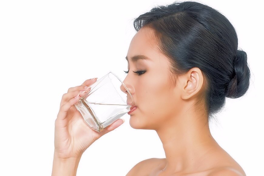 Теплая вода после пробуждения. Пейте воду на голодный желудок. Японский метод питья воды. Японка со стаканом воды. Японец пьет воду.