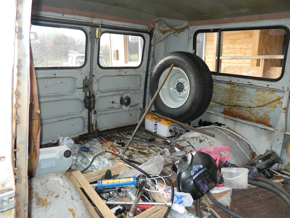 Пролог. При ограниченном пробеге, при использовании в хозяйственных нуждах и для отдыха, подержанный УАЗик сто очков даст вперед любой иномарке по надежности и экономичности. Будет радовать хозяина долгие годы. Лучше еще ничего не придумали. 
Погода шикарная, всю ночь шел снег, а днем продолжает, да еще метет с хорошим ветерком, навалило прилично вся дорога в переметах, едем за комбикормом.
Пузотерки еще при выезде из города объехал, и дорога была свободной. Едем, пролетая переметы сходу, из-за поворота выскочила машинка, ухожу вправо в сугроб и педаль газа в пол.
На мгновенье снежная пелена скрыла дорогу и мы на другой стороне перемета, в зеркало видно как медленно удаляется пузотерка – пронесло.
Жена – «На моей машине ты так не ездишь.»
- «Нельзя, там, у днища полно проводков, трубочек, шлангов, если что-то оторвет, не одна наша пенсия на ремонт уйдет, а тут ломаться нечему. А не дай бог, сработают подушки от удара о сугроб, вооще хлопот не оберешься, а на буханке их просто нет.»
Жена – «Может лучше новую надо было брать?»
Снова объяснил, что новая не годится, там салон тесный, не смогу скрючившись за рулем сидеть, а новый салон выкидывать и новый кузов резать, вырезая перегородки, жалко будет – не для нашего роста его делали. Потом, у новой буханки налог почти 3000, а на старой только 800. Кредит брать придется, значит, КАСКО, а это еще 40 000 в год, пока не расплатимся, если потребительский кредит, то есть без КАСКО, то он сам дорогой. Так тогда и решили.
Три месяца поисков и все никак не получалось, планка низкая всего 50 000, край 60 000 выделили на покупку. И тут повезло, сын дает телефон – сосед продает.
Договорились на 60 000 и он отдает все запчасти что у него есть, оплата после оформления в ГАИ.
Машина на ходу, все работает, 2003 года выпуска, в паспорте мощность двигателя 86 л.с., пригнал домой и началось.
Сиденья, от какой-то иномарки, кожаные со всеми регулировками, но самое главное плоские, меньше чем родные, правда, тяжелее – 4000 рублей. Старые забрали за 1500, потому новые/старые сиденья 2500 обошлись.
Резина новая шоссейная (по сравнению с родной море бензина экономит), на лето все сезонка, на зиму два колеса на задний мост, они же летом в качестве запасок, все от легковых иномарок – 40 000, но это с двумя новыми дисками и шиномонтажем. Замена резины и подбор давления позволило получить расход на шоссе в 10 литров на сотню. Пока проверял пробегами на 150-200 км. как то с трудом верилось, но когда на 900 км. расход подтвердился, понял, что не зря с машиной ковырялся.
Генератор со шкивами на два ремня, родной волговский, вместо старого газоновского – 3100, со скидкой без упаковки в магазине давно валялся.
Помпа, ремни и шкивы на помпу 2800. Нехорошо на 402-ом движке с одним ремнем ездить, зажует только в путь.
АКБ две штуки, самые дешевые, на 60 а/ч каждый, всего 10 000, но это вместе с дистанционными выключателями массы.
Провода недорого, не помню, дороже концевики, но самое дорогое в проводке это припой, просто сума сойти, махонький рулончик, а сотню отдай. Силовые провода на АКБ паять, там этого шибзика на пару хвостов хватает, а проводов куча. От двух АКБ на выключатели массы и потом на массу, плюсовые от АКБ на разъем, потом до движка, короче, на припой не меньше 1000 ушло, но это вместе со стоимостью паяльника припоя и кислоты.
Сварка бесплатно, только на проволоку 1200 рублей. Еще пара банок шпаклевки и грунт с краской и штуки четыре самых дешевых кисточек, так примерно около 3000. Чуть не забыл, литра три преобразователя ржавчины, а антикора трудно сказать сколько, но, думаю, баллонов пять точно ушло, и пара банок резинобитумной, эта правда от ремонта крыши осталась. Все что не нравилось, в кузове и салоне, переделано. Если интересно как и что переделывалось и почему, какой эффект достигнут, опишу отдельно.
Вроде всё, машина на ходу, все основные недостатки исправлены. Потом скатал в сервис и кое-чего поменял, запчасти 95 000, стоимость работ 25000. Привода КПП и РК сам переделал, как и электростеклоподъемники. В итоге за небольшие деньги получил машину с новой и улучшенной агрегаткой.
Началась обычная рутина.
Говорю жене, тебе колодки поменяли, аж 14 000 потратили, мне тоже надо колодки поменять.
Укоризненный взгляд – «Сколько стоят колодки?»
- «Колодки бесплатно, старый хозяин запасливый был, лет на двадцать хватит, надо болты специальные купить, рублей так двести надо»
Жена рассмеялась – «Все шутишь, пугаешь серьезным тоном, что сейчас разоряться будем»
- «Будем, домкрат нужен, если так себе, то 2000, а если хороший 4000, его же один раз и на все оставшееся время берут»
Поговорили еще немного о домкратах, объяснил, чем отличается, обычный телескопический гидравлический от «Высокого парня» и от подкатного и почему имеющиеся не годятся, и жена решила по сравнивать расходы со своей букашкой.
Расход бензина. Букашка в среднем 8 литров, буханка 14,5 в смешанном режиме трасса/город (двигатель 402, 92 бензин, резина легковая аналогичного диаметра, давление 3 очка, карбюратор от ОКИ), почти вдвое больше, но бензин дешевле, а если сравнить расходы на эксплуатацию, то буханка вообще дешевле Букашки.
А потом, на букашке в багажник дров только на три дня отопления дома влазит, учитывая сложенные задние сиденья, а тут на целый месяц, а за десять рейсов букашка столько сожрет бензина, что расход УАЗика покажется просто смешным.
В среднем на ТО и мелкий ремонт каждые 15 000 на букашку уходит 20 000 – 30 000 рублей. На старой буханке надо около 8000 на тот же пробег, так что она честно свою прожорливость отрабатывает, дешевле в эксплуатации.
Так слово за слово, дошли до того, что на буханку нужны новые бампера 1800 и 2000 рублей, передний и задний соответственно, а жена помнит, как соседу забор завалила, сдавая задом - 25 000 за бампер, не считая стоимости фонаря 4500.
Жена – «А фонари новые не надо?»
- «Нет, только новая оптика в фары…»
По настоящему жена за уважала буханку, когда за капустой скатали. Подъехали к сторожу, который капусту охраняет, спросили, где можно по оборышам пройтись, ну, он нас и послал, поколесили по перепаханному полю.
Нагрузили машину мешками, жена устроилась на мешках и до самого дома отдыхала. Птички были долго сыты, утки очень любят, и куры с цесарками тоже не против сочных листиков, заодно на зерне и комбикорме экономили. Буханка начала зарабатывать деньги.

Эпилог. Только ни кому не говорите. Как не убирают поля, как их потом не перепахивают, а кочаны все равно остаются, потому капусту для собственных нужд, этой зимой не покупали, не смотря на то, что своя капуста не уродилась. Угадайте, с одного раза, кто снабдил нас капустой?
