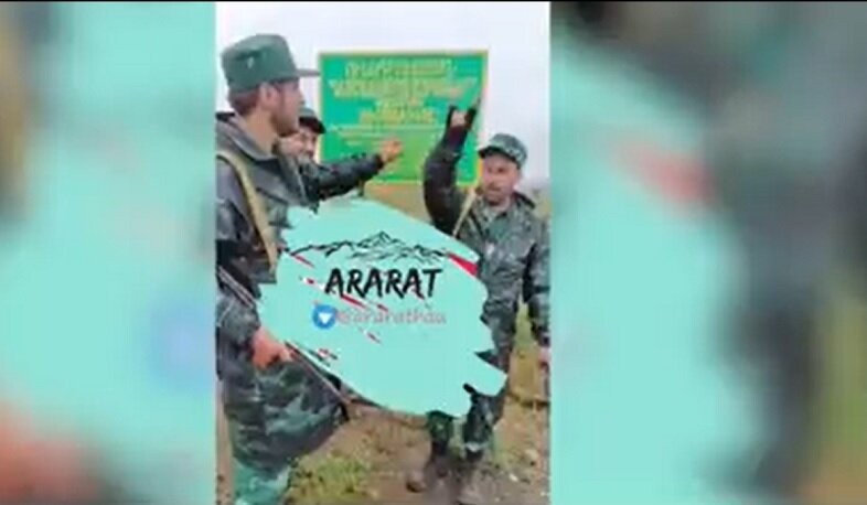 Боевики "Боз гурд" на войне против Арцаха. Кадр из видео, на котором боевики позируют, демонстрируя характерный жест организации. 