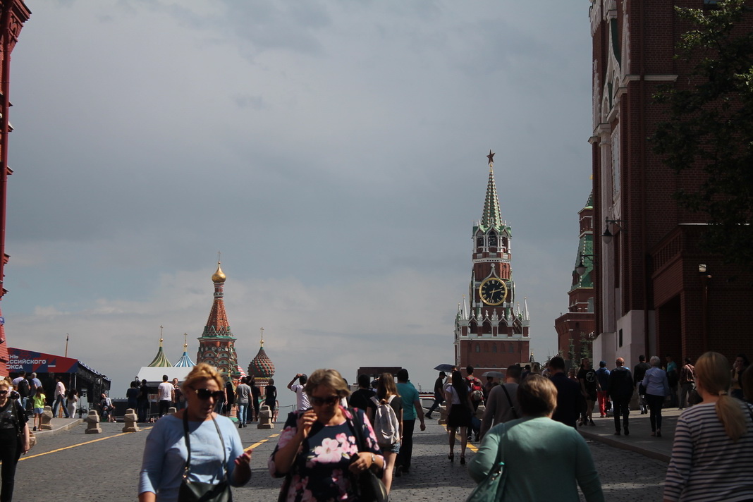 Традиционно на входе - толпы людей.