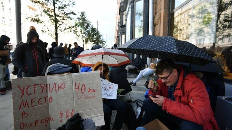 Места в очереди за iPhone 12 уже продают