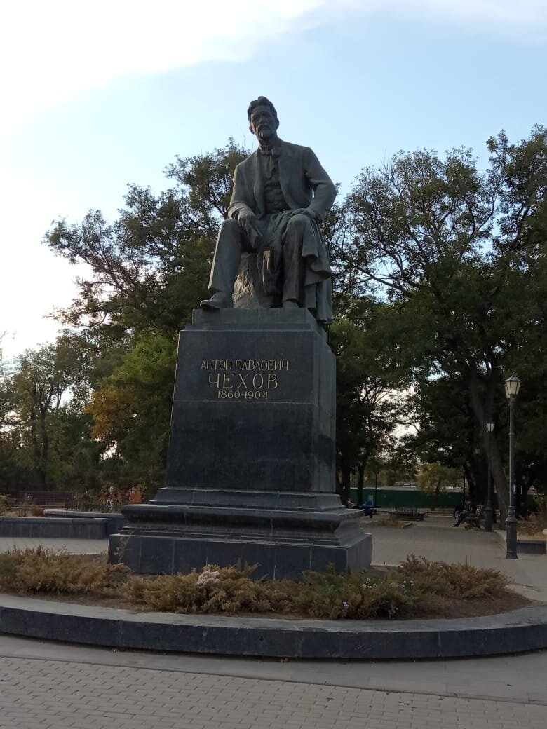 Памятник А. П. Чехову на площади у Торговых рядов.     Фото автора
