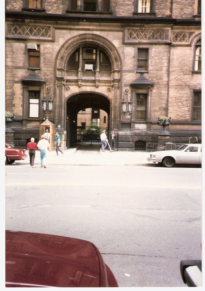 Вход в здание "Дакота". Именно здесь смерть пришла за лидером The Beatles