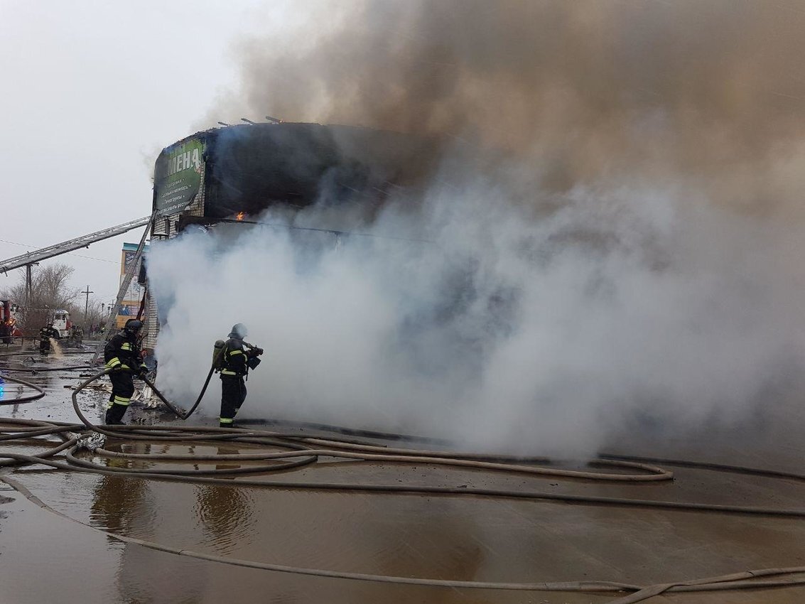 Пожар в чите сегодня на острове. Пожар в Чите сегодня. Чита пожар сегодня. Г.Чита Забайкальский край горит торговый центр. Новости ТЦ Чита.