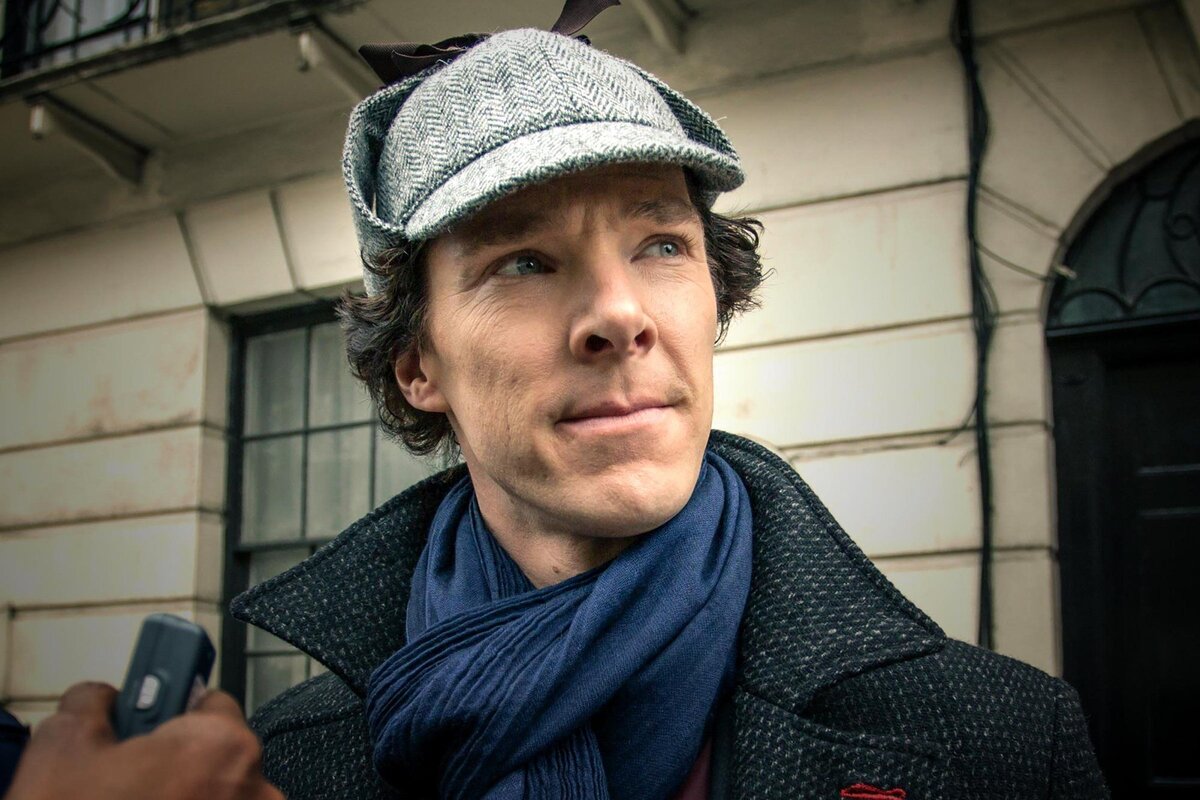 Бенедикт Камбербетч. Британский актер приобрел мировую славу в 2010 г. с выходом первой серии проекта "Шерлок". Вот уже десять лет поклонники не устают спорить о его красоте и о том, как правильно произносится его имя. - Кадр из сериала "Шерлок", 2010 г.   