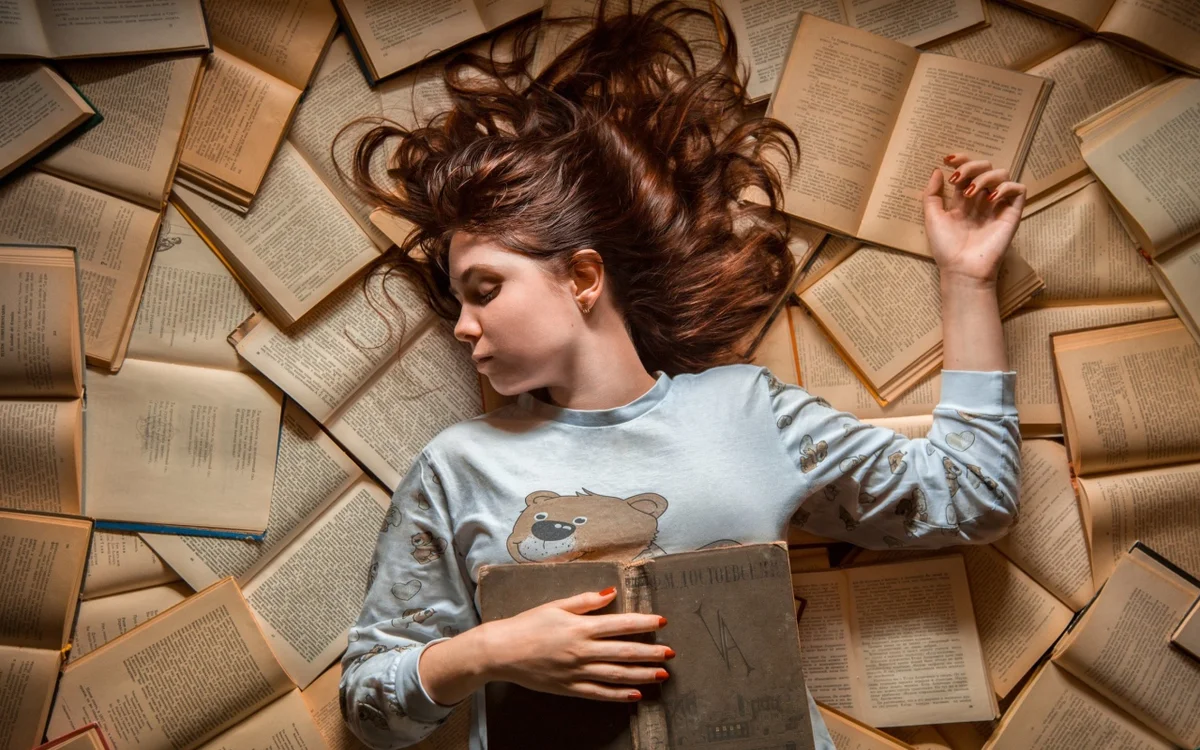 также эти книги можно взять более старые для большей эстетики время популяции этих книг.\