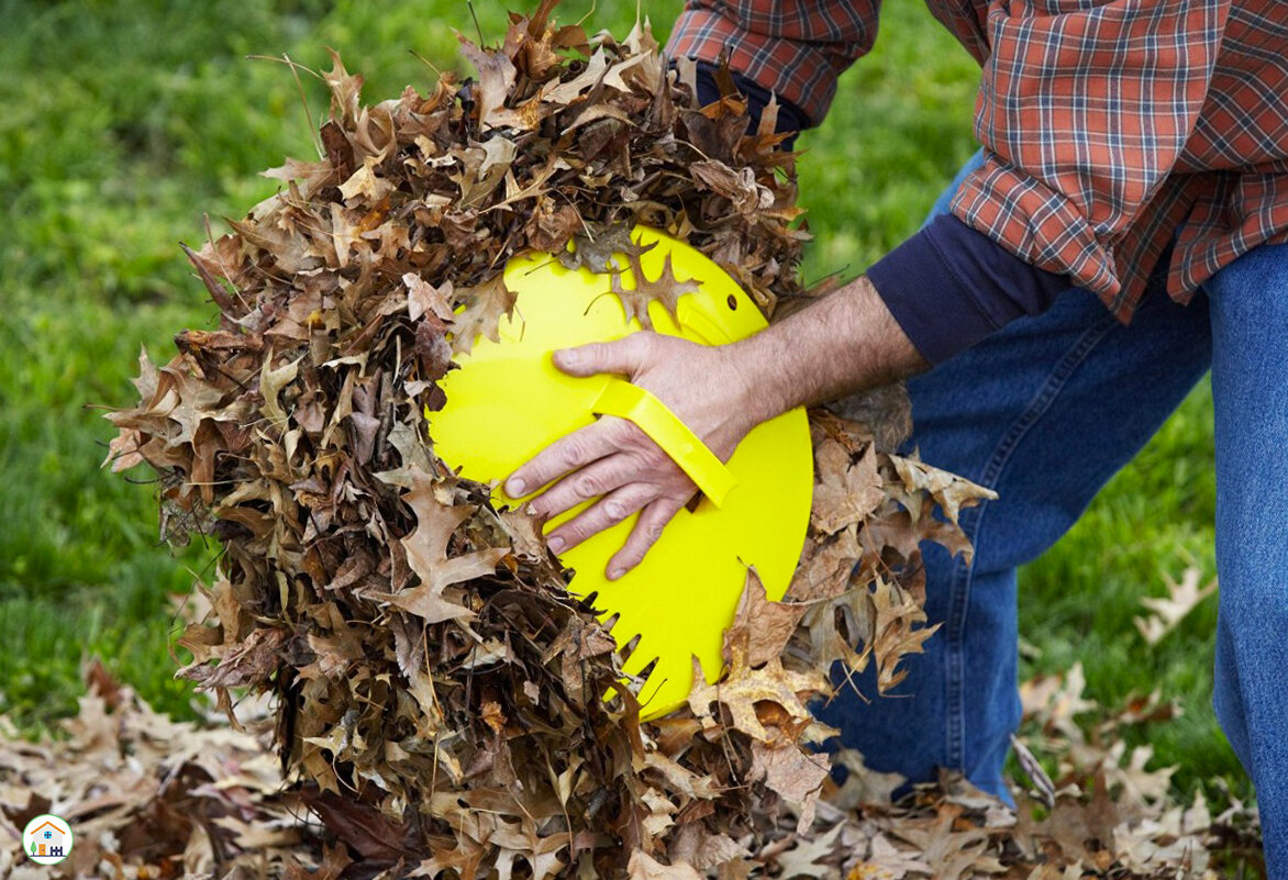 Уборка опавшей листвы.
