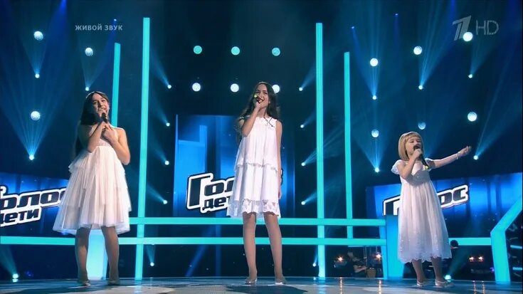 Знаменитая тройка «Голос.Дети» — Александра посередине // источник: стоп-кадр «Первый канал»