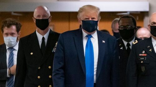  В конце концов, президент Трамп начал носить маску на публике после того, как сначала сказал, что не будет этого делать.