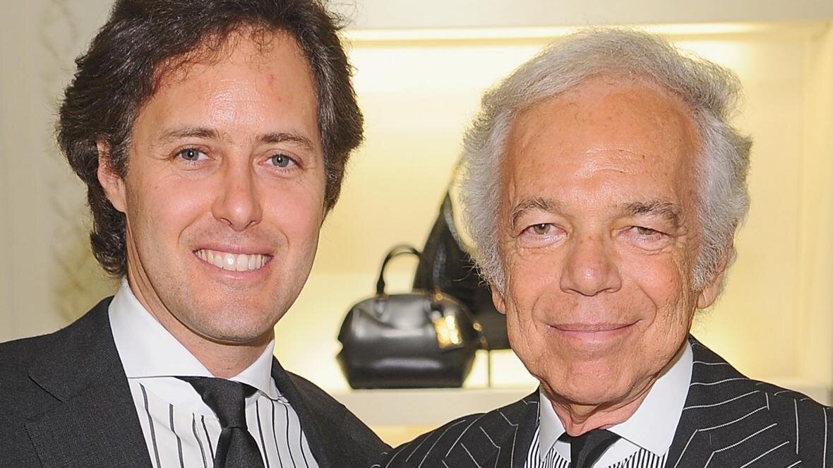 Тёплая семейная фотография двух талантливых людей - Дэвид и Ральф Лорен (Источник фото - https://www.thetimes.co.uk/article/new-young-pony-club-hvvwprt23)