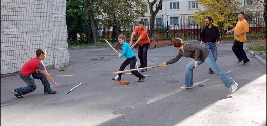 Собирались компании делали себе палки-биты и выбирали ведущего. Маленькую палочку или просто бутылку с водой, клёк, ставили на специальную зону. Игроки по очереди с определенного расстояния швыряли свои полки, намереваясь сбить клёк. Если клёк сбивали, нужно было успеть подобрать свои палки. А ведущий должен был поставить клёк на место! 