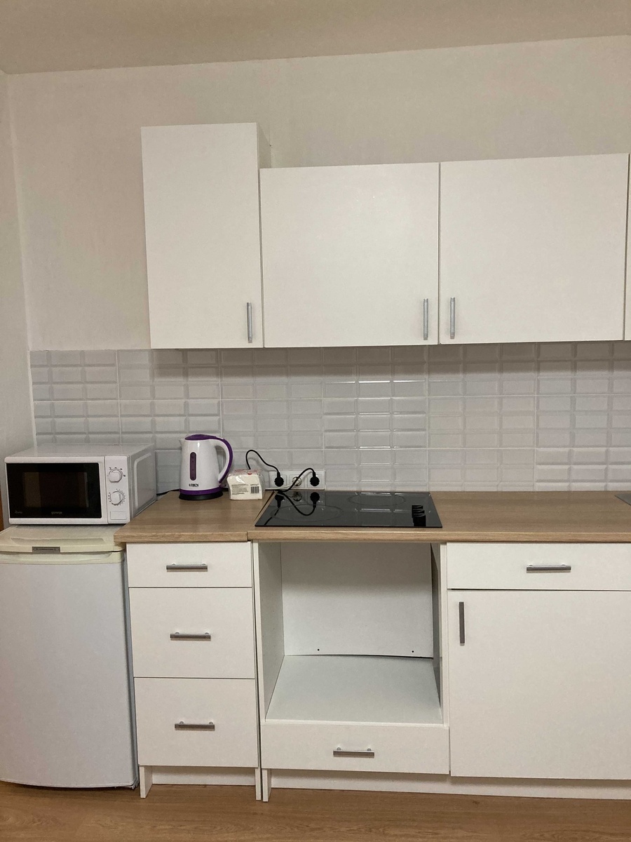 Кухня квартиры, снятой на Эйрбиэнби в 2020-ом