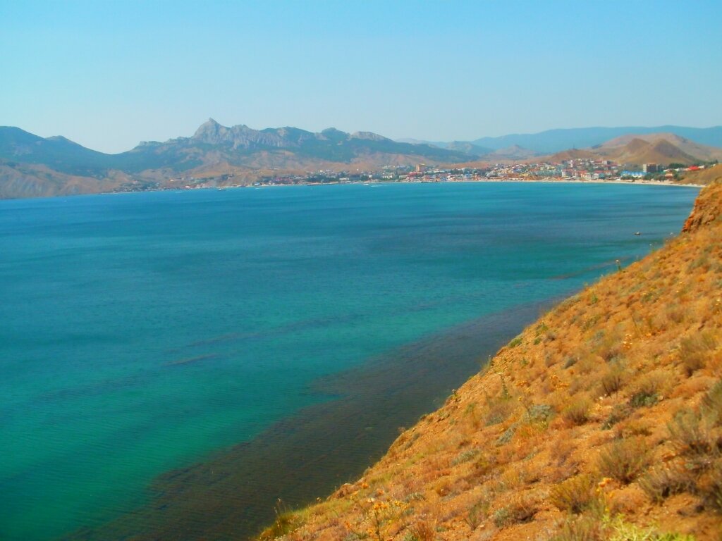 Крымские горы словно вырастают из Чёрного моря