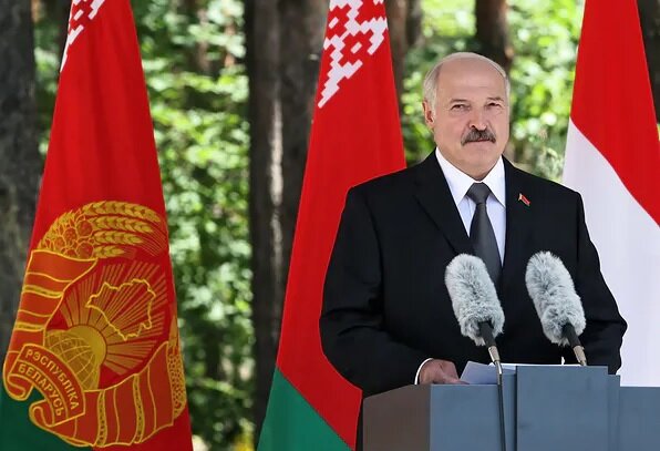 Беларусь. Лукашенко:заявил, что не будет «цепляться за этот стул синими пальцами»