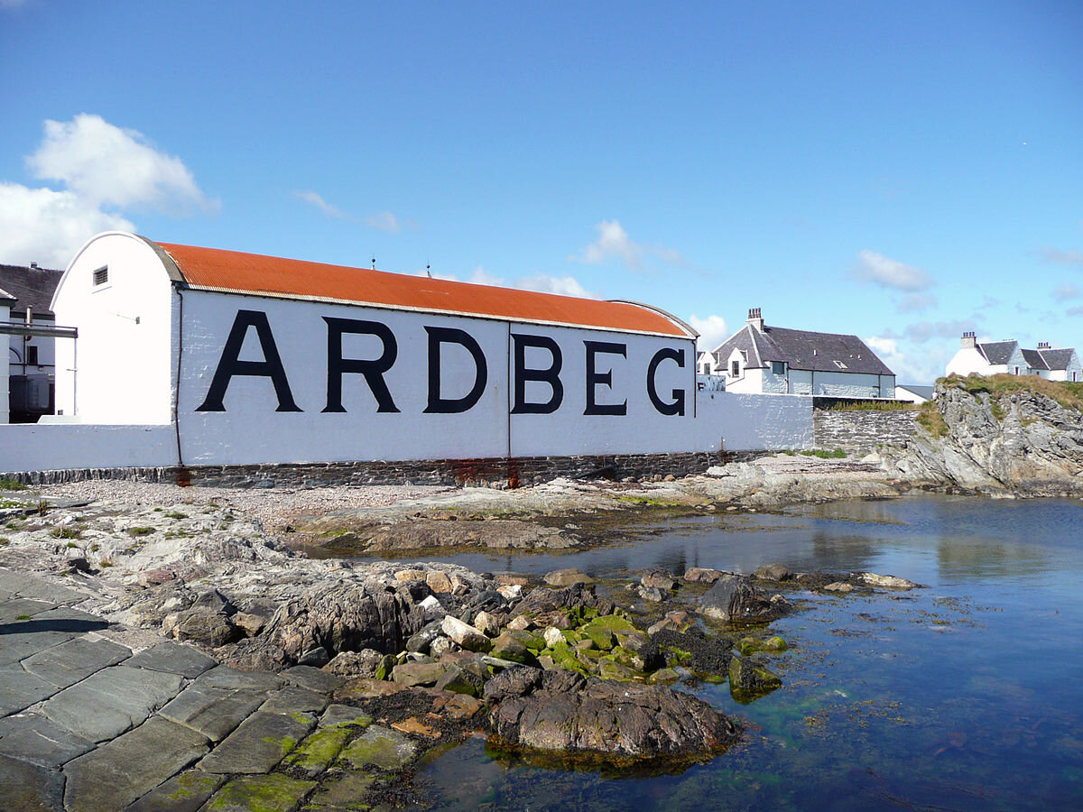 Фото из Яндекс Картинки. Вискокурня ARDBEG. Листайте фотки, там интересно.