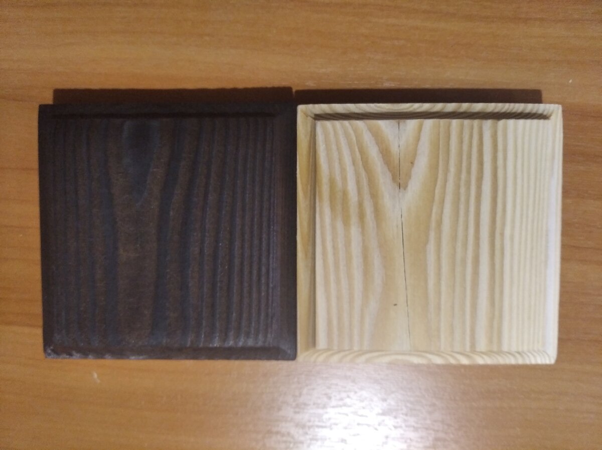 Для сравнения  рядом не обработанная древесина.