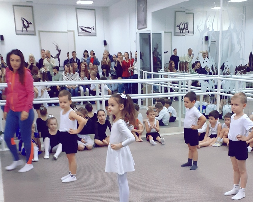 Мой сын отходил год на акробатику, отдала я его туда по двум причинам. Первая -таких маленьких, а сыну на тот момент было 3 года, мало куда берут. И втора-спорт для мальчика все таки важен. Ребенку было интересно ходить на занятия, но меня многое не устраивало.  По этому по итогу мы перестали ходить. Что ж меня не устраивало. 1. Не было никаких результатов.  За год мой сын научился делать кувырок в перед. За год Карл.... и это при том ,что сумма занятий достаточно ощутима.  2. Слишком много детей ,но слишком маленькие помещение  . Детям было мало места, очень мало места. 3. Внимание больше уделяли детям постарше у которых уже есть какой-то результат и какие-то достижения.  Таким малышам как мой сын ,внимания почти не уделяли.  