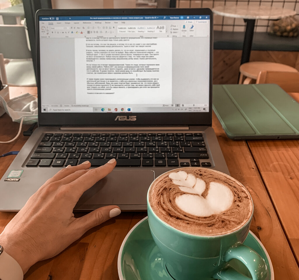 Вот так я обычно сижу и готовлюсь к встречам в скайпе или зуме