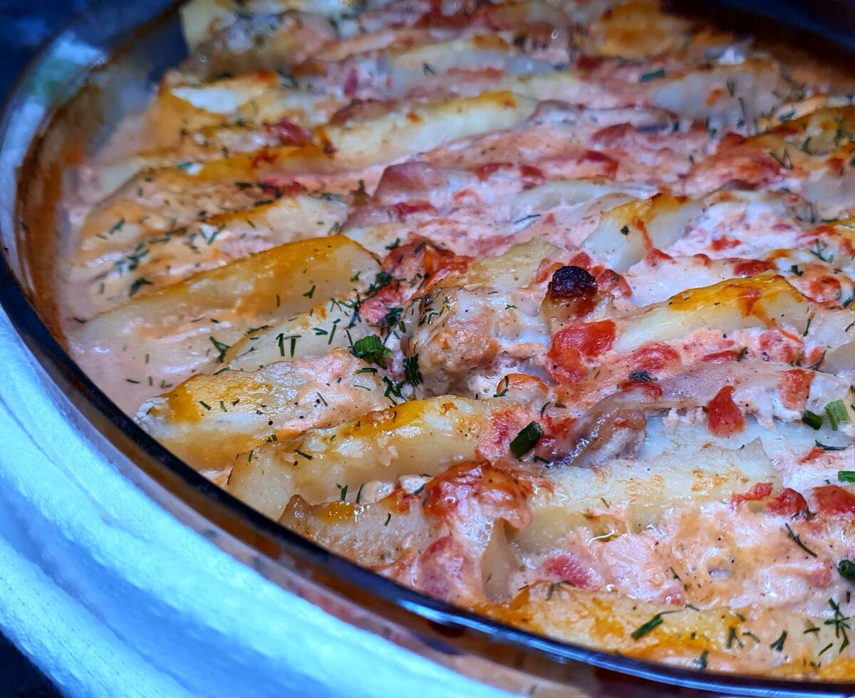 КУРОЧКА ПОД ТОМАТНЫМ СОУСОМ.

Простой рецепт , обычные ингридиенты и вкусный ужин вам обеспечен.

Нам понадобиться

Куриное мясо ( бедро без кости или грудка)
600 гр
Картофель - 1 кг

Для соуса:

Мука - 1 ст л
Сметана - 100 гр
Томаты протертые - 200 гр или томатная паста - 2 ст л
Вода - 100 мл
Сахар - 1 ч л
Соль , перец - по вкусу.

В сметану добавить муку , соль , перец , сахар , всё перемешать и влить протертые помидоры ( если это томатная паста , то предварительно разбавить водой. ) ещё раз перемешать и добавить воды .

Очищенный картофель порезать на дольки . Мясо порезать на небольшие пласты . Форму для запекания смазать растительным маслом , выложить гармошкой:  картофель потом мясо и тд. 
Всё залить соусом , так чтобы мясо и картофель скрыло . ( если не будет хватать , долить воды .) 
Форму закрываем фольгой и запекаем при 200° 40 мин в духовке, убираем фольгу и еще 20 мин.
Курочка готова , перед подачей присыпать зеленью.

ПРИЯТНОГО АППЕТИТА!!!!

#рецепт#курочка#под#томатным#соусом#вдуховке#сочный#вкусно#футблогер#готовимсВикой#vladimirowna86