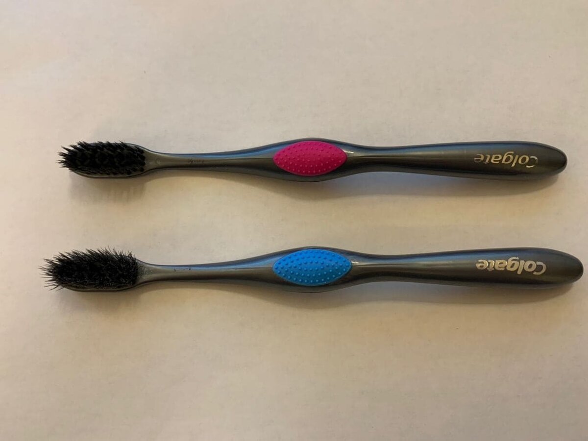 Абсолютно одинаковые щётки - средней жёсткости. Разница только в цвете резинки