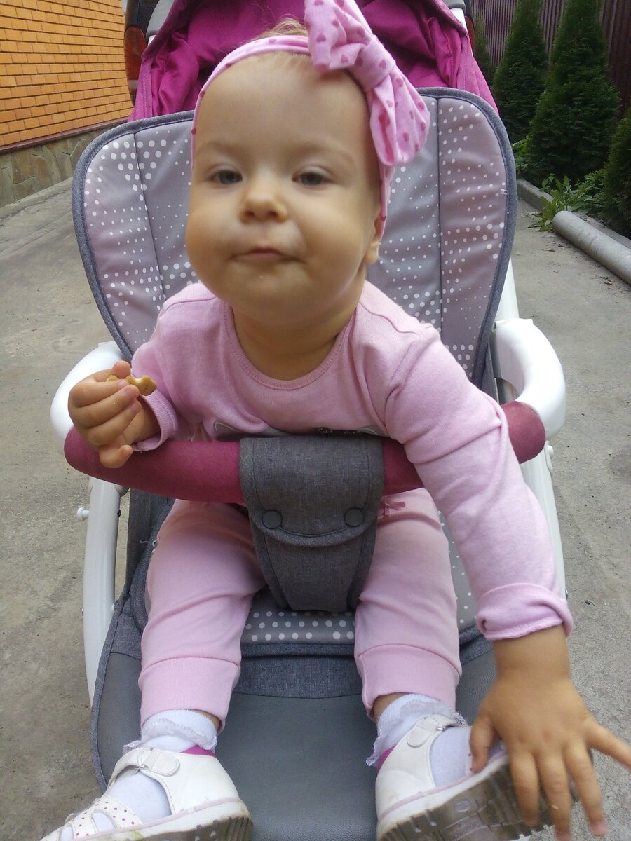 На фото: Ксения грызёт печенье.