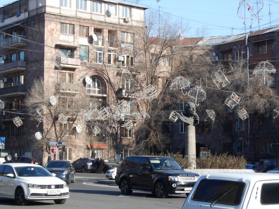 Суть переименования понятна - фамилия неармянского революционера сменилась фамилией неармянского диссидента.