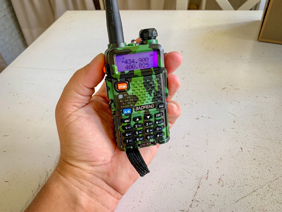 Рация хоть и недорогая, но имеет много разных режимов и кучу кнопок