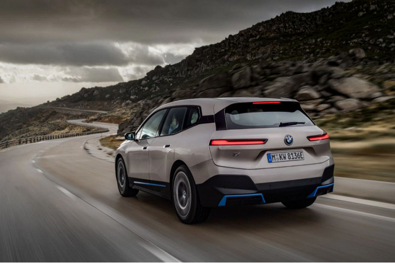 iX своим экстерьером напоминает BMW i3, но новинка намного крупнее (по длине и ширине iX примерно как X5), и к тому же имеет полноценные задние двери.