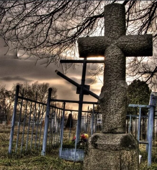 В городе Манакуа взрослые часто говорили про кладбище на котором пропадали дети. Они пугали этим своих детей чтобы те не ходили на то кладбище , по крайне мере так думали дети. 
В очередной раз несколько детей решили впервые побывать на этом кладбище , подурачиться , поиграться с потусторонним .
Они подготовились , взяли все что нужно и утром на следующей день пошли. Дойдя до кладбище они увидели будку сторожа и медленно выходящего из нее старика , как поняли дети , это был сам сторож.
Ребята не ожидали и начали соображать на ходу. 
-эй вы чего здесь шастаете?
-э-э-э , а мы здесь это?
"Мы бабушку мою помянуть пришли" сказал Чарльз.
-ну ладно , только аккуратнее тут , а то всякие тут ошиваются .
Дети пошли в глубь кладбища , стоял густой туман , каркали вороны , атмосфера была притягивающей и одновременно пугающей ...
Вдруг Чарльз который шел первым остановился , он увидел огонь , как будто от факела. Ребята спрятались за какое-то из надгробий , они не долго наблюдая решили убежать. Они бежали со всех ног сквозь туман , врезайясь в сучья , спотыкаясь о корни. И вдруг Чарльз во что-то врезался и упал от неожиданности он посмотрел назад , его друзья стояли в диком шоке , он поднял голову на верх и увидел там сторожа.
-э-а , там  это , они!!!
-кто ?
-они , эти в капюшёнах!!!
-Пойдёмте в мою будку , там есть телефон , я вызову полицию.
Мы уже подошли к будке через несколько минут . Войдя в будку Чарльз услышал стук , как будто его друзей  кто-то вырубил. Он обернулся , и ему тоже прилетело .
Чарльз проснулся он начал оглядываться , он был в каком-то не знакомом  ему месте , дак еще и в клетке , в соседней клетки лежала Эмили . Он посмотрел в сторону стола , который напоминал операционный стол и ужаснулся. На столе был Кевин . Серьёзно несколько минут зашёл сторож , не смотря на Чарльза который кричал ему "нет" он начал резать Кевина...