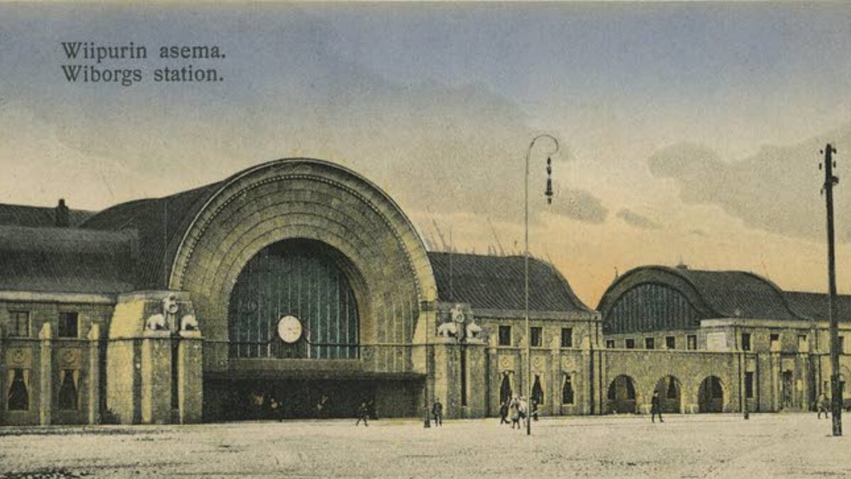 Выборгский вокзал, если приблизить, вы можете увидеть этих женщин при входе и их спутников-медведей