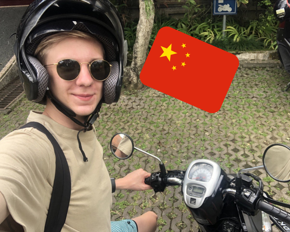 В правилах дорожного движения есть интересное отличие от России. Даже если на светофоре горит красный свет, то можно поворачивать направо.