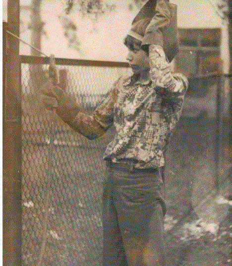 Он вообще то не на сварщика учился, он у меня машинист трубоукладчика.