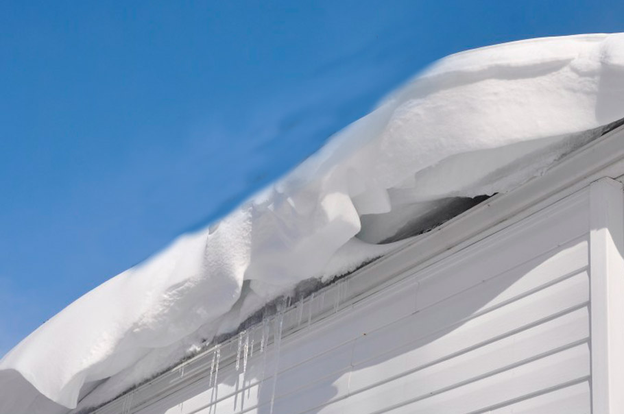 Снег с крыши на дорогу. Сход снега с крыши. Сход снега с кровли. Сосульки на крыше. Снег на крыше.