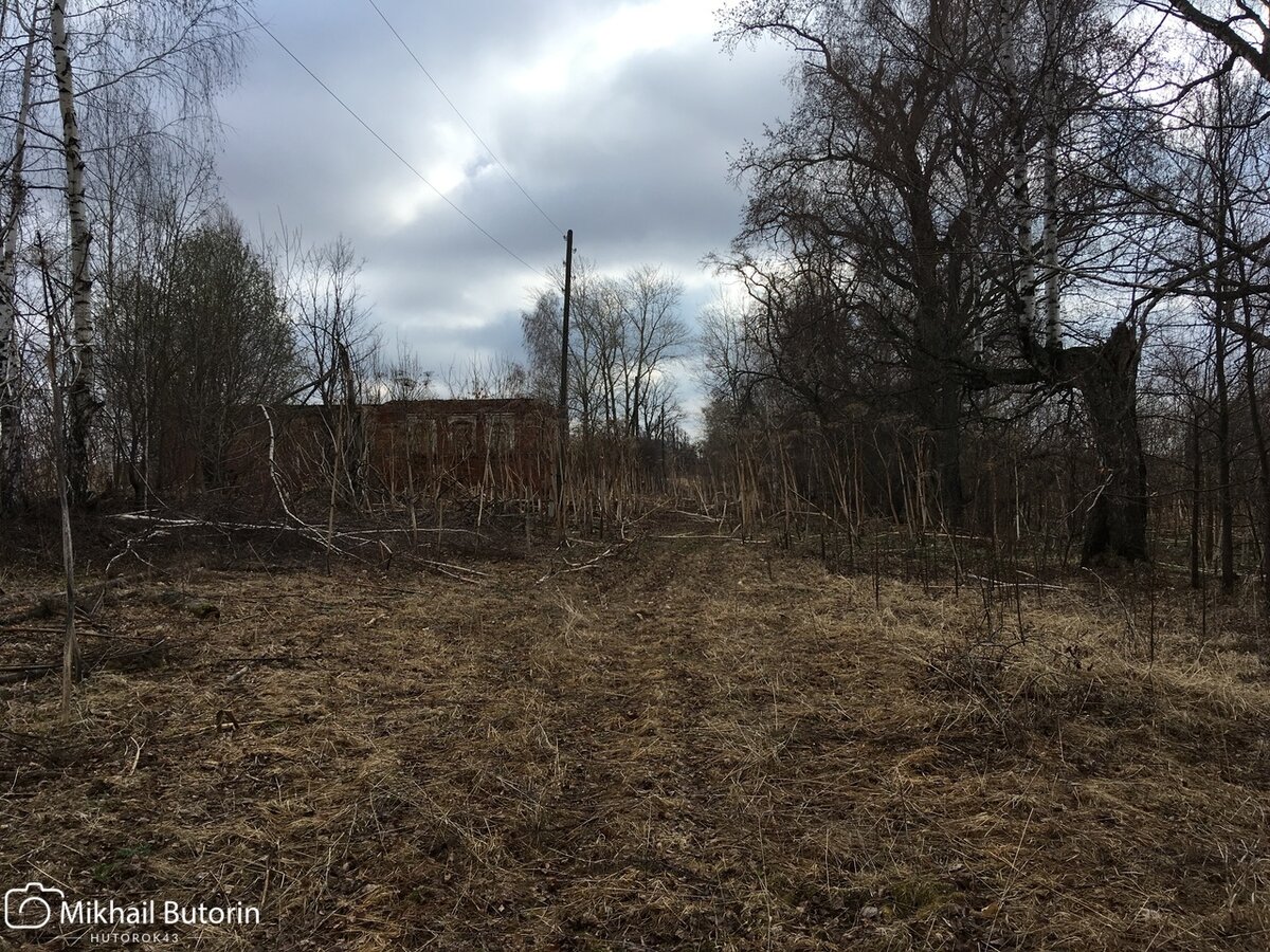 Машины иногда проезжают по деревне.