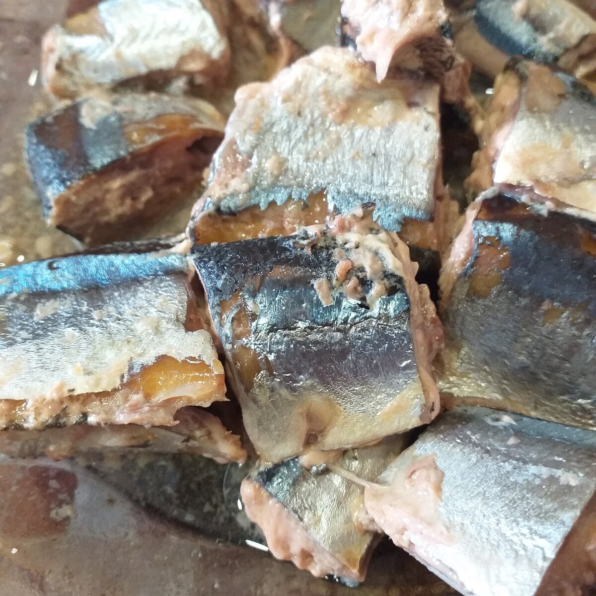 Рыбную консерву откинуть на сито