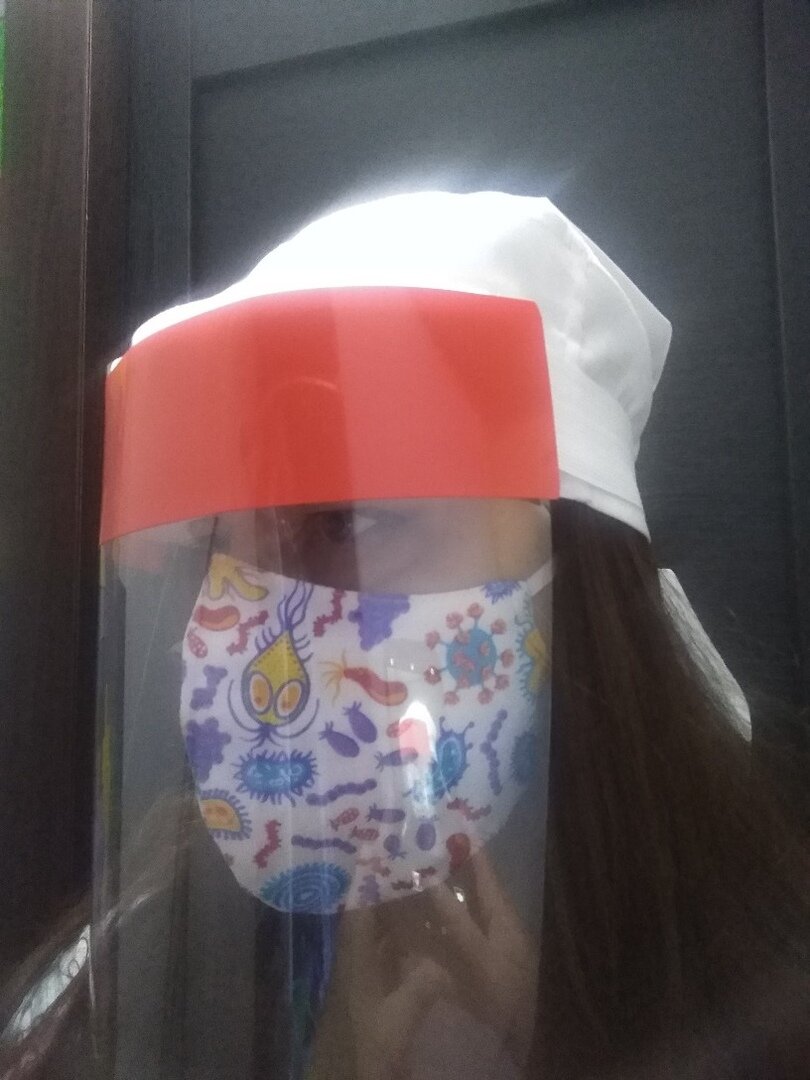 Это не на работе, это я в июне примеряла заказанное в интернете. Понятно, что волосы надо было убирать).