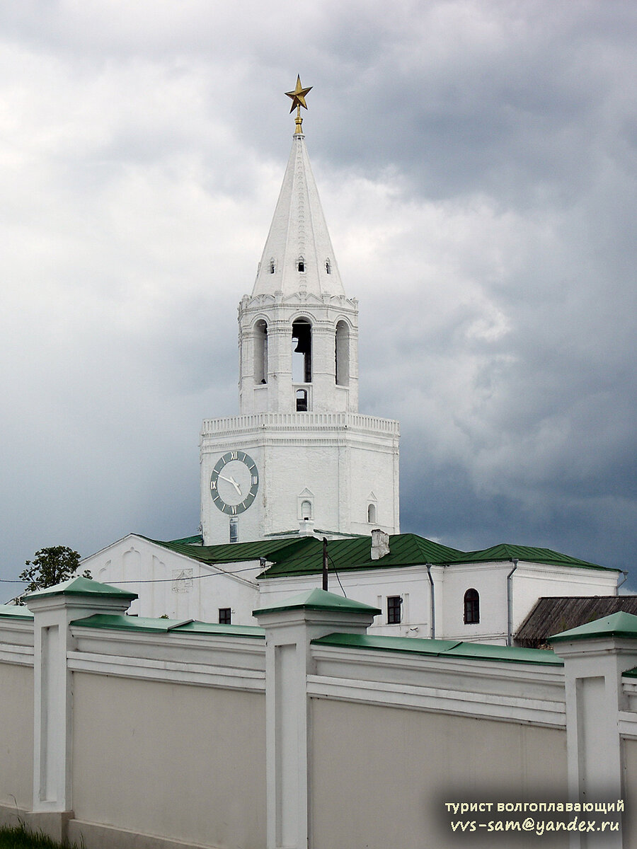 Вид на Спасскую башню от Преображенской башни внутри Кремля. Фото 11.06.2007.