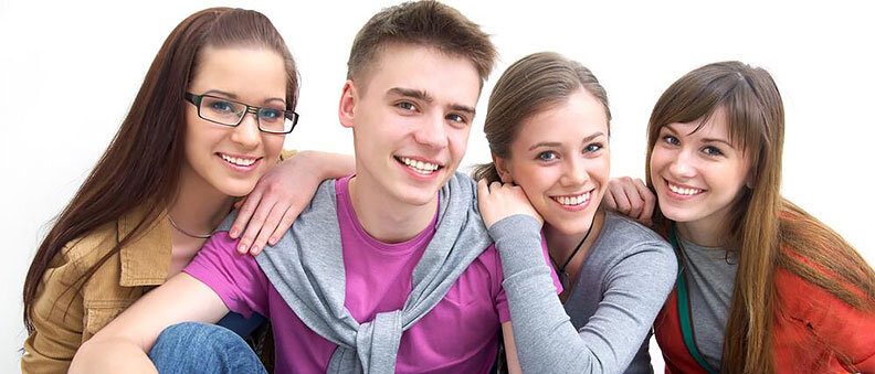 Эмоции не знают языка, По ним определяют настроенье -
Они как дуновенье ветерка:
В них и печаль, и радость, и смятенье