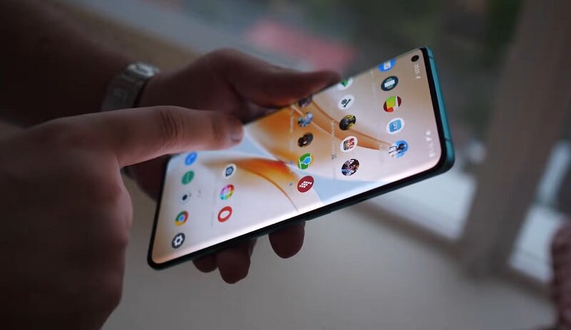 OnePlus 8 Pro – один из многих смартфонов с AMOLED-экраном. Скрин: YouTube-канал Mobiltelefon.ru