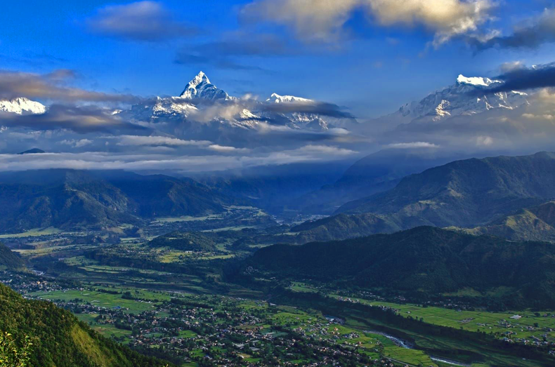 В солнечные дни видны далёкие пики снежных вершин...