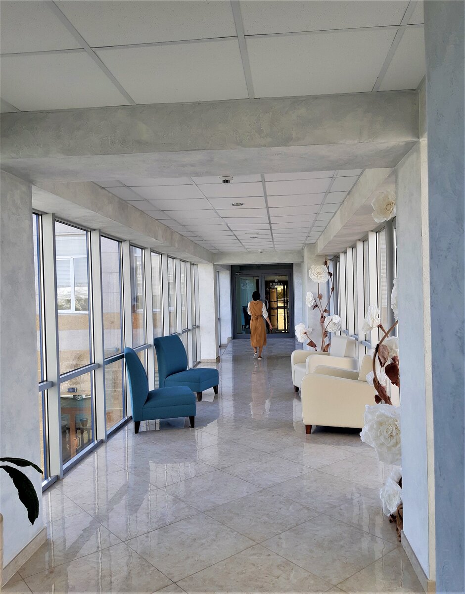 Застекленный переход между СПА зоной и жилым корпусом