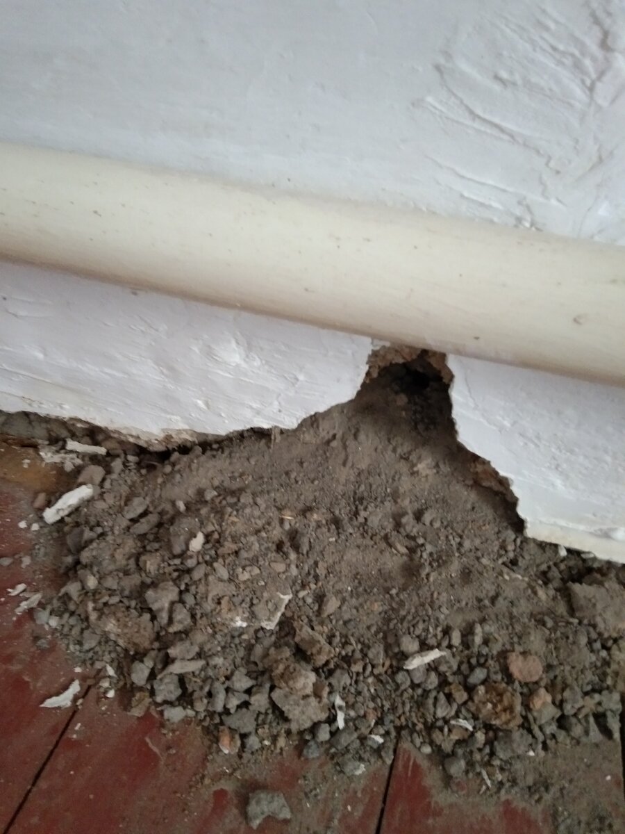 ...и тут откалывается часть стены...