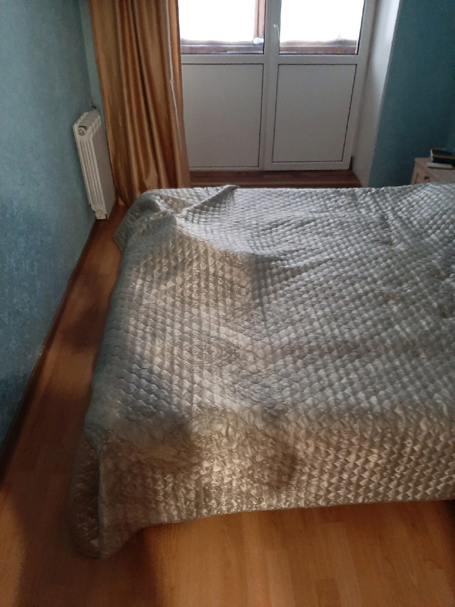 Было так. Нашёл снимок, на котором я заправил кровать вместе с котом на ней