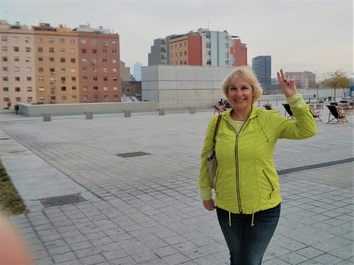 На фоне дома, где живёт Луис. Барселона.