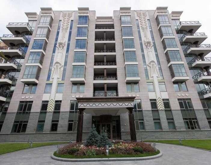 расположена в Гранатном переулке около Патриарших прудов. Об этом сообщили в пресс-службе «Авито недвижимость», передает ТАСС. Стоимость панорамной квартиры площадью 901 квадратный метр составляет почти 2,7 миллиарда рублей.