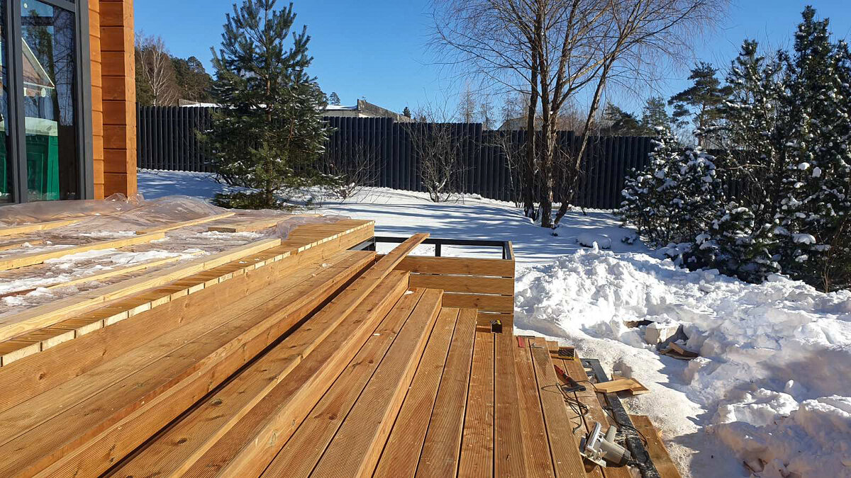 Процесс монтажа террасной доски на металлический каркас