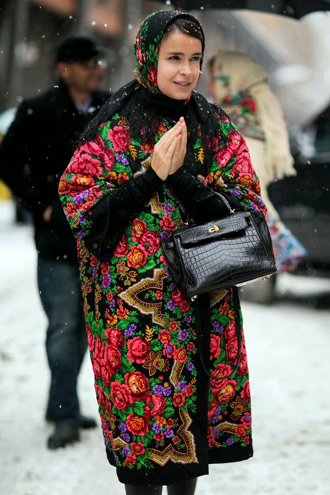 Блогер Мирослава Дума в "бабушкином платке", фото www.street-fashion-guide.ru