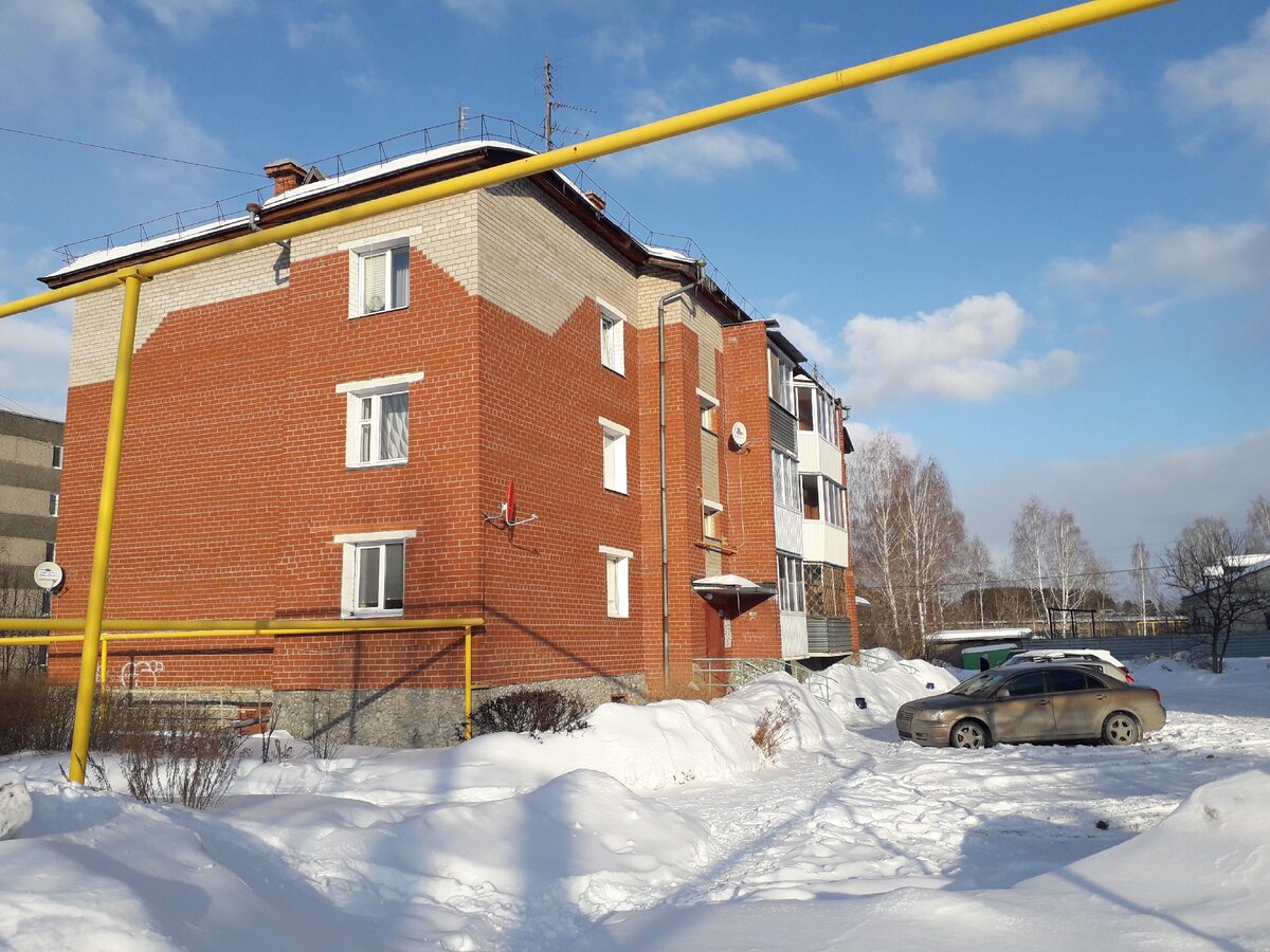 Исеть - компактный населённый пункт с малоэтажными домами. Фото автора.