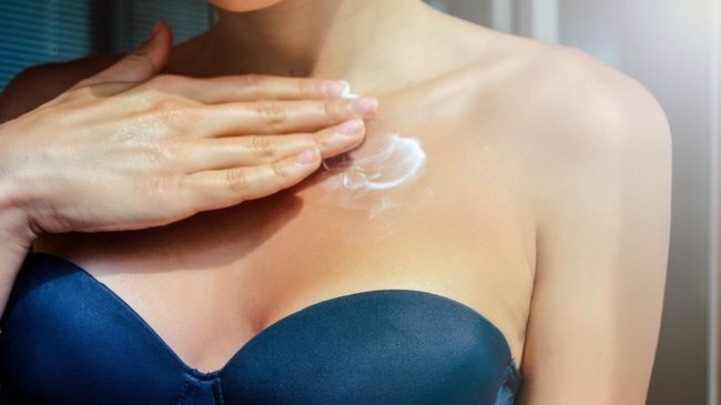 Принимайте душ правильно. Не натирайте область декольте мочалкой. Эта зона очень нежная и требует бережного отношения. В завершении водных процедур помассируйте кожу груди струей воды. Для этого переключите душ на струю и по направлению часовой стрелки помассируйте область груди. Сделайте десять таких круговых движений. Благодаря регулярному холодному массажу улучшится кровообращение и кожа не потеряет упругость. 
После такой процедуры промокните грудь полотенцем и не растирайте. 
Следующий шаг - тонизирование. Чтобы подарить коже свежесть, бодрость и сияние используйте бесспиртовой лосьон для нормального или сухого типа. При утренних гигиенических процедурах протрите заднюю части шеи ватным диском с косметическим молочком, сливками или высококачественным растительным маслом. 

