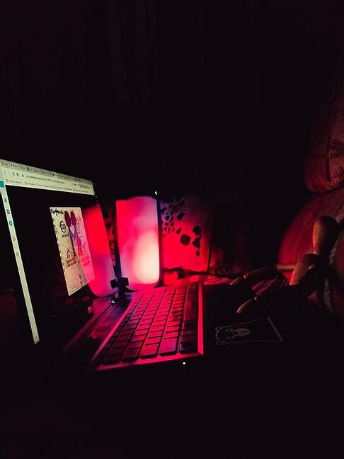 Страница из буклета OK Computer демонстрирующая белую ретушь и текст на английском и эсперанто. На рисунке изображено рукопожатие, этот образ был описан Томом Йорком как символ эксплуатации